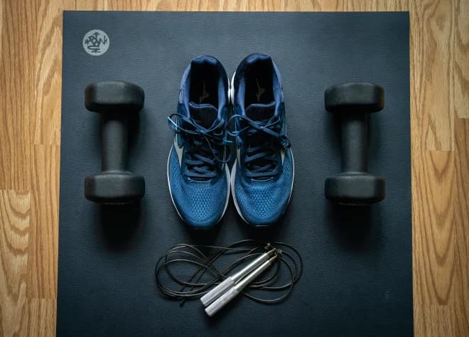 Fortbildung bei PhysiOsMedix — Trainingsequipment mit Hanteln und Springseil