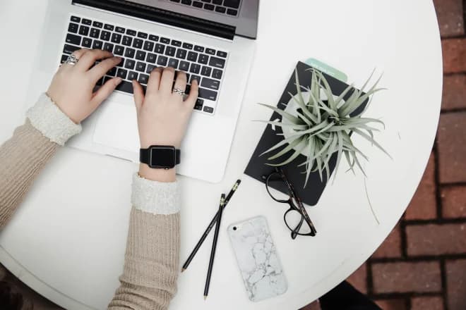 Fortbildung bei PhysiOsMedix — Lernen und Arbeiten am Laptop